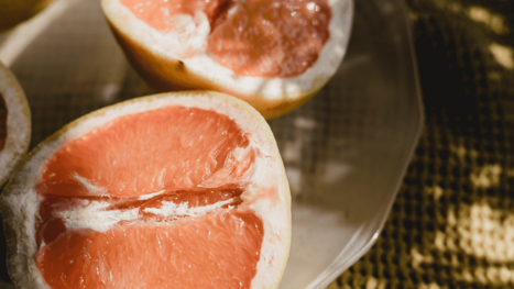 Aufgeschnittene Grapefruit auf Teller.